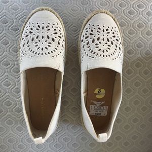 4 for $30 Sale Sz 9 CrmLondon Fog Canvas Flats. Pictures part of description.